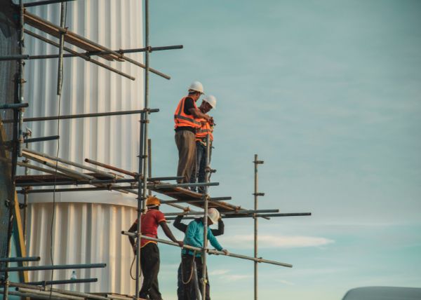 4 Factors That Put Workers at Risk When Using Scaffolding